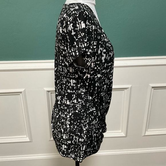 Apt 9 black and white blouse top. Size Large with faux wrap & ruching. - Picture 4 of 9